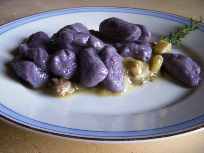 Gnocchi di patate Vitelotte con salsa di gorgonzola e Puzzone di Moena al radicchio di Treviso