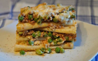 Candele spezzate al forno con ragù tradizionale e piselli