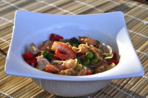 Chinese noodles con pollo, gamberi e verdure