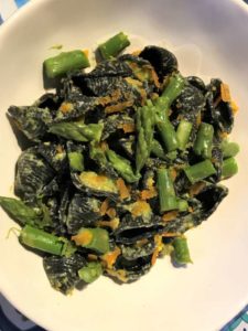 Conchiglie al nero di seppia con asparagi in tre consistenze e bottarga di muggine