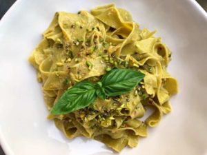 Fettuccine al pistacchio di Bronte DOP con salsa cruda di pomodorini gialli e granella di pistacchio di Bronte DOP