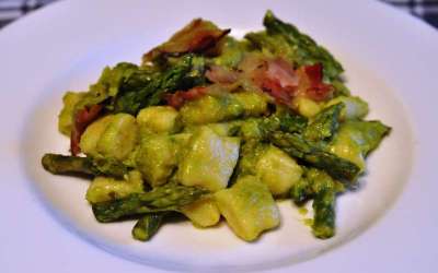 Gnocchi di patate con asparagi in due consistenze e pancetta croccante: un piatto per Cantine Aperte