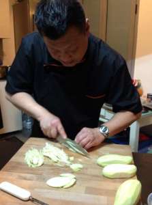 Marco Loy taglia il mango verde, che si utilizza solo per la cucina e in insalate