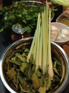 Ingredienti essenziali per la cucina orientale il lemongrass, o citronella e le foglie di lime