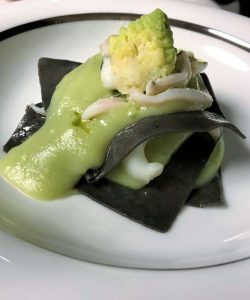 Lasagnetta aperta al nero di seppia con crema al cavolfiore, julienne di seppia scottata e besciamella leggera