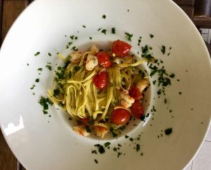Linguine aglio prezzemolo Filotea con mazzancolle e pomodorini di Pachino IGP