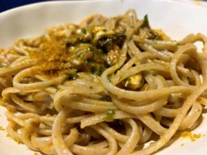 Linguine di farro con cozze, vongole, polpa di ricci e bottarga di muggine