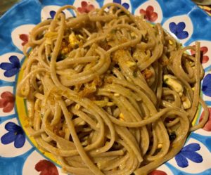 Linguine di farro con cozze, vongole, polpa di ricci e bottarga di muggine