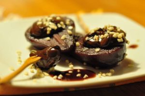 Pere glassate con mandorle tostate e cioccolato fondente