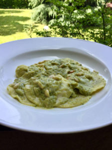 Ravioli di borragine con crema di piselli ed erbe aromatiche 