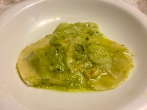 Ravioli di borragine con crema di piselli ed erbe aromatiche 