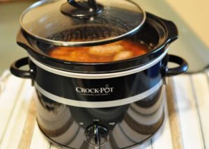 Fagioli e salsicce in cottura a bassa temperatura nel CrockPot