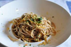 Spaghetti Felicetti al farro con vongole veraci e bottarga di muggine.