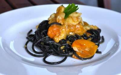 Spaghetti al nero di seppia con baccalà e pomodorini gialli
