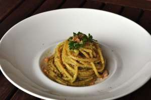 Spaghetti quadrati con cipollotto brasato, pesto di frutta secca e sbriciolato di cantucci alla mandorla