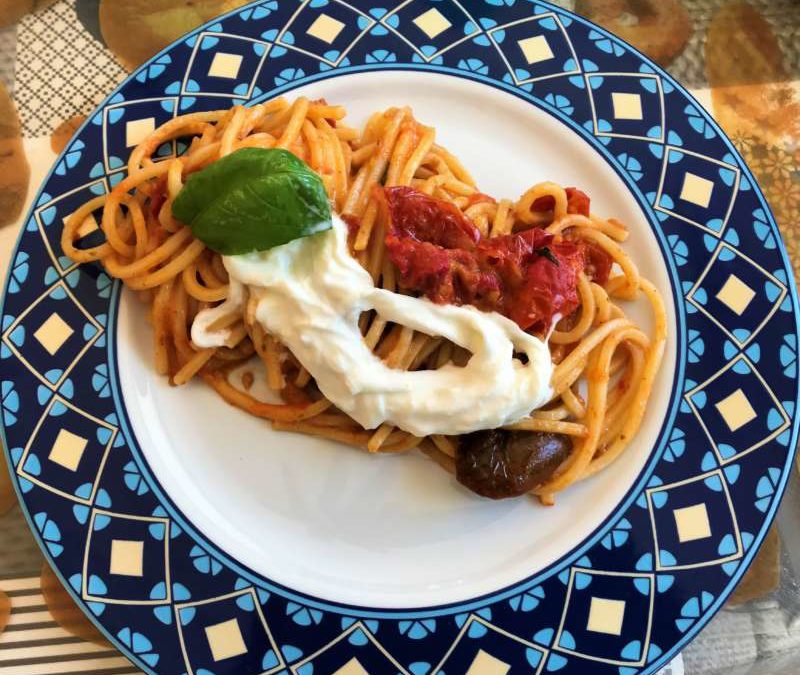 Spaghetti quadrati Carla Latini con pomodorini arrostiti e stracciatella