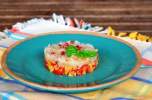 Tartare di gamberi rosa su crumble di taralli e datterini del Salento