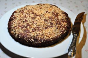 Torta castagne e cacao con granella di mandorle