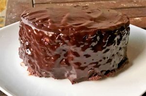 Torta di noci con glassa di cioccolato fondente