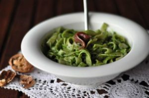 Tria pugliese al pesto di cavolo nero e acciughe