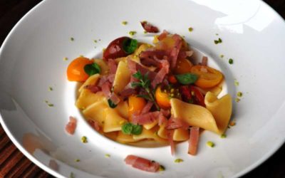 Trucioli Carla Latini con sauté di pomodorini colorati e bresaola di tonno